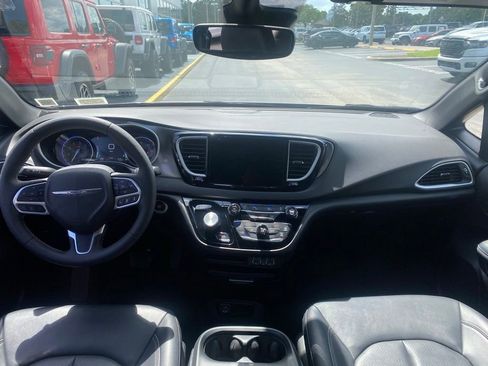 Used 2025 Chrysler Pacifica Select FWD image 17
