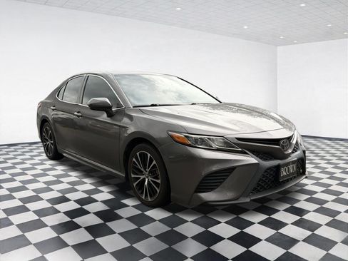 Used 2020 Toyota Camry SE FWD image 3
