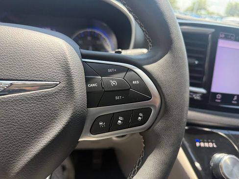 Used 2023 Chrysler Pacifica Touring-L FWD image 22