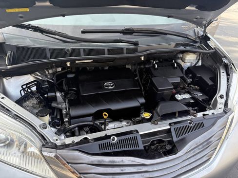 Used 2011 Toyota Sienna XLE w/ Entertainment Pkg FWD image 12