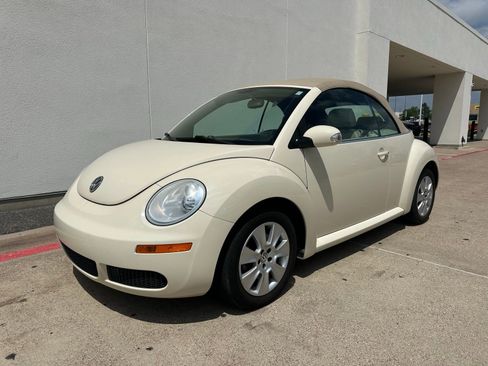 Used 2010 Volkswagen Beetle Final Edition FWD image 3