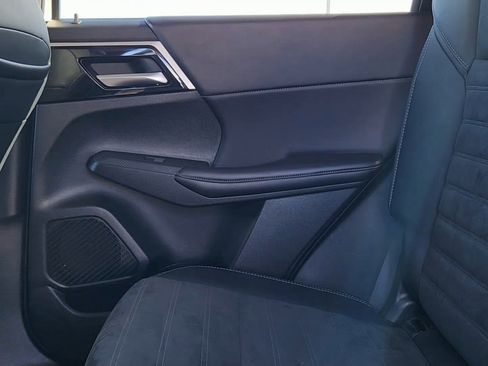 Used 2024 Mitsubishi Outlander SE image 16