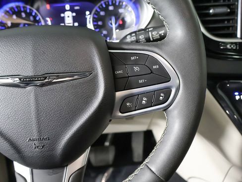 Used 2023 Chrysler Pacifica Touring-L FWD image 44