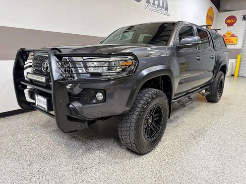Used 2017 Toyota Tacoma TRD Off-Road w/ Tow Package (A/T) AWD/4WD image 3