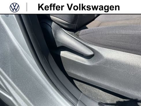 Used 2022 Toyota Highlander LE FWD image 28