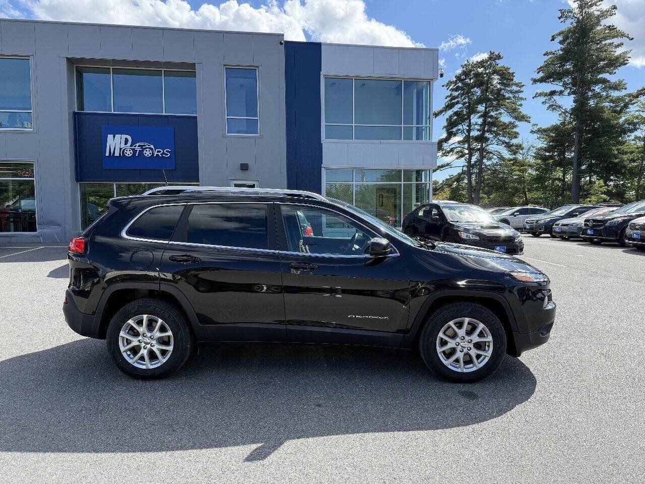 Used 2016 Jeep Cherokee Latitude w/ Cold Weather Group AWD/4WD image 8