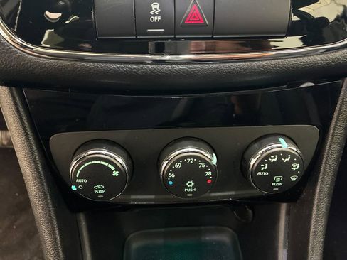 Used 2012 Chrysler 200 Touring FWD image 15