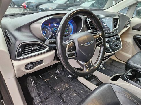 Used 2020 Chrysler Pacifica Touring-L Plus image 19