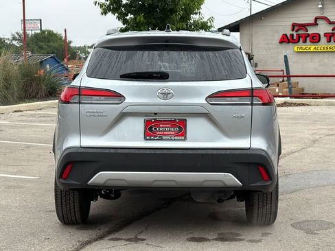 Used 2025 Toyota Corolla Cross XLE FWD image 7