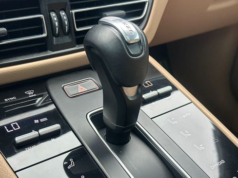Certified 2024 Porsche Macan AWD/4WD image 24