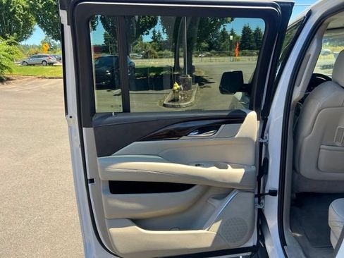 Used 2017 Cadillac Escalade ESV Premium Luxury AWD/4WD image 12