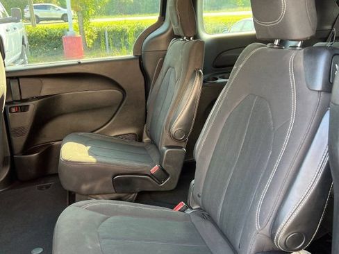 Used 2020 Chrysler Pacifica Touring w/ S Appearance Package FWD image 13