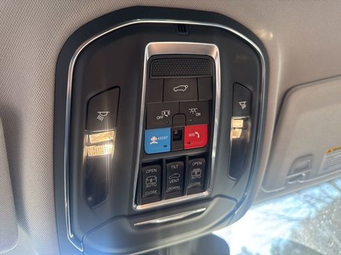 Used 2022 Jeep Grand Cherokee L Limited w/ Black Appearance Package image 10