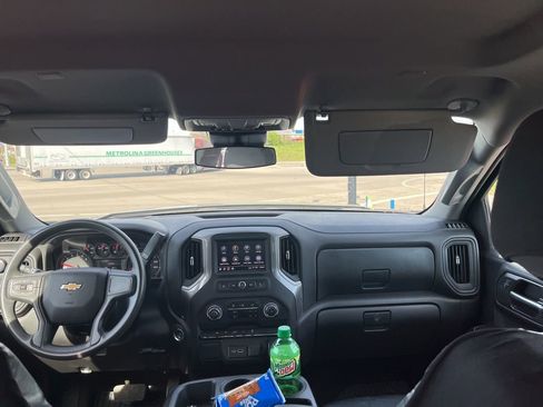 Used 2024 Chevrolet Silverado 1500 Custom w/ Turbomax Blackout Package image 5