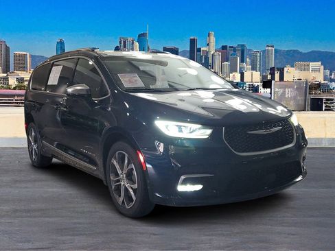 Used 2022 Chrysler Pacifica Pinnacle image 3