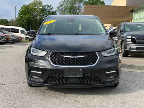 Used 2023 Chrysler Pacifica Touring-L FWD image 2