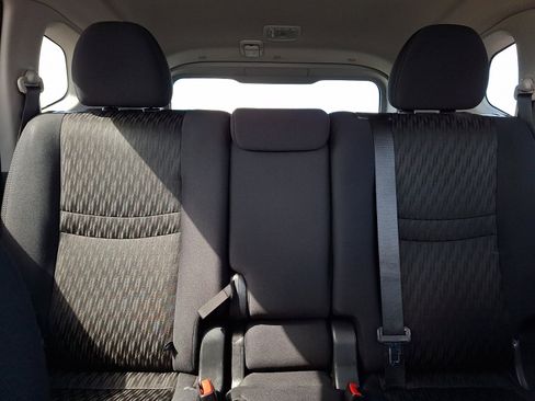 Used 2018 Nissan Rogue SV image 15