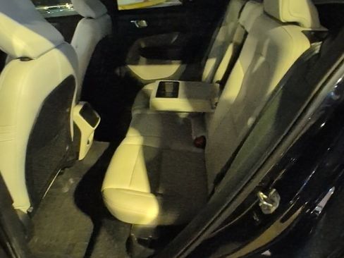 Used 2020 Volvo XC40 T5 Momentum w/ Protection Package Premier image 3