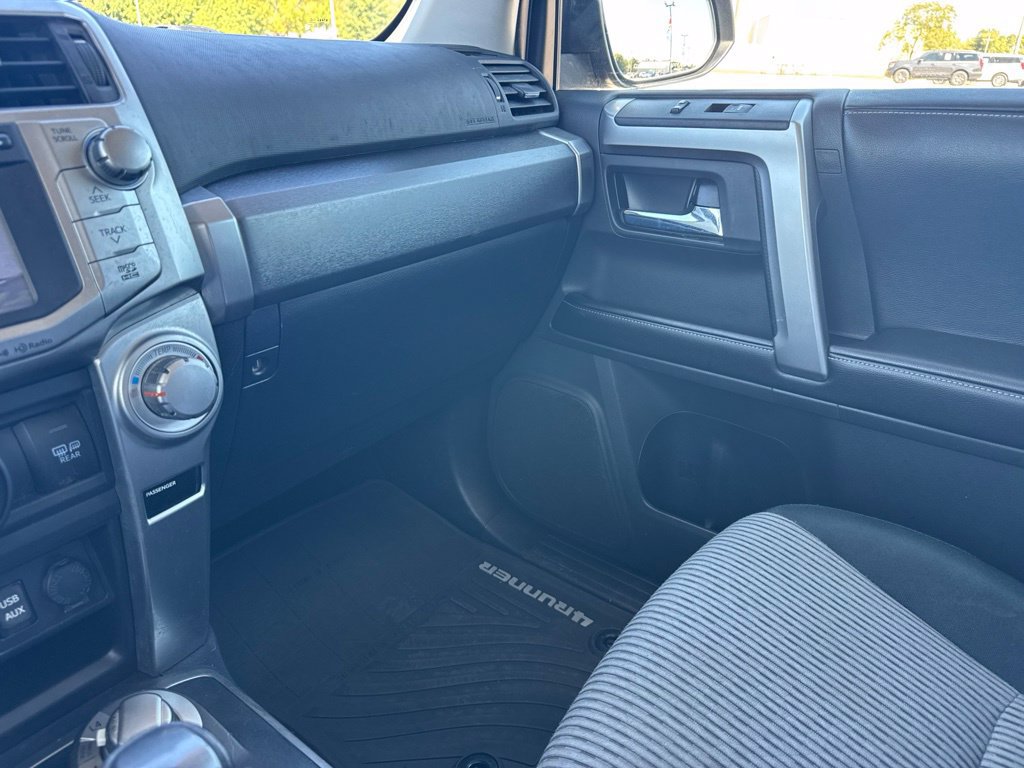 Used 2016 Toyota 4Runner SR5 AWD/4WD image 37