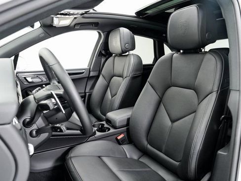 Certified 2025 Porsche Macan image 5