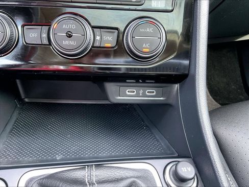 Used 2024 Volkswagen Jetta SE w/ Panoramic Sunroof Package image 26