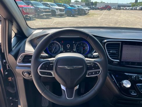 Used 2025 Chrysler Pacifica Select FWD image 25