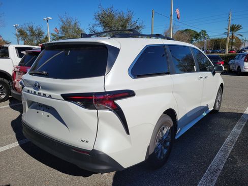 Used 2025 Toyota Sienna XLE image 13