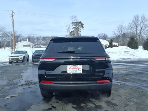 Used 2024 Jeep Grand Cherokee Altitude AWD/4WD image 4
