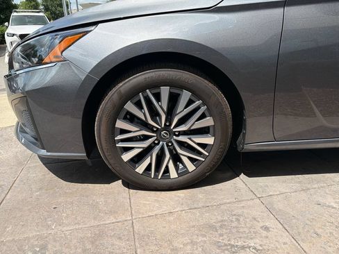 Used 2025 Nissan Altima 2.5 SV FWD image 11