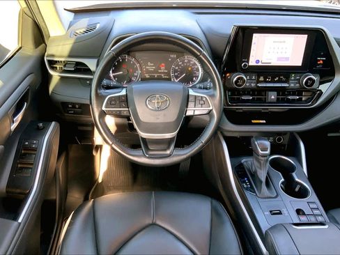 Used 2023 Toyota Highlander XLE image 5
