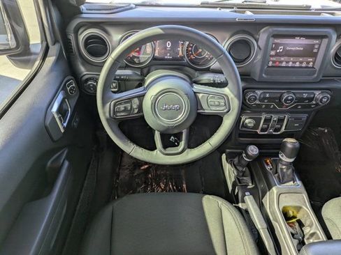 Used 2023 Jeep Gladiator Willys image 13
