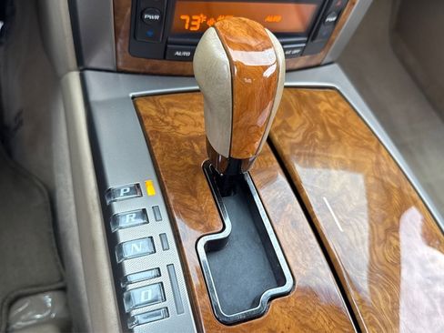 Used 2009 Cadillac XLR RWD image 18
