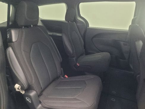 Used 2023 Chrysler Pacifica Touring FWD image 19