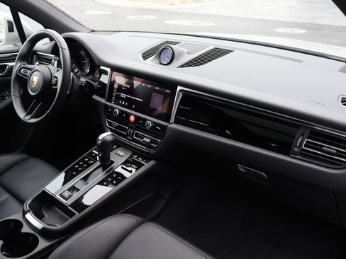 Certified 2026 Porsche Macan AWD/4WD image 28