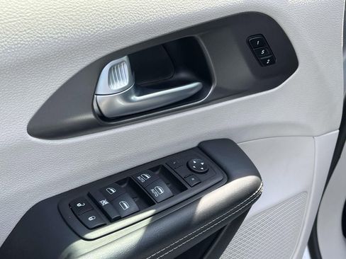 Used 2024 Chrysler Pacifica Touring-L FWD image 16