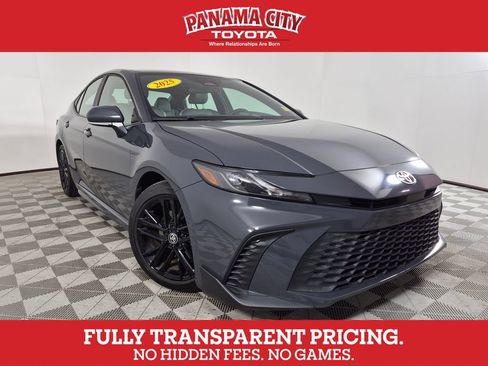 Used 2025 Toyota Camry SE FWD image 1