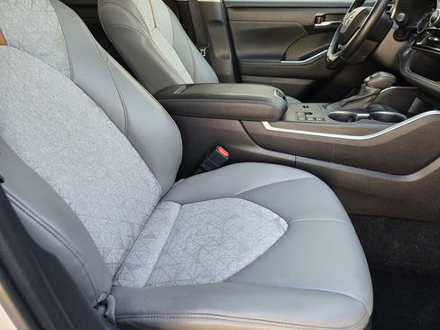 Used 2023 Toyota Highlander Bronze Edition image 9
