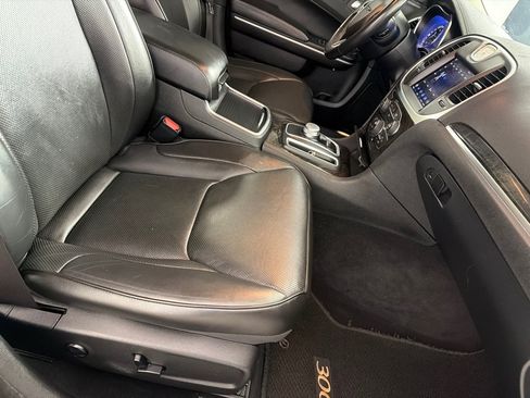 Used 2019 Chrysler 300 Limited RWD image 23