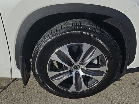 Used 2022 Toyota Highlander XLE image 2