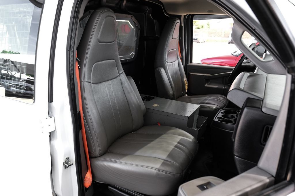 Used 2017 Chevrolet Express 2500 RWD image 31