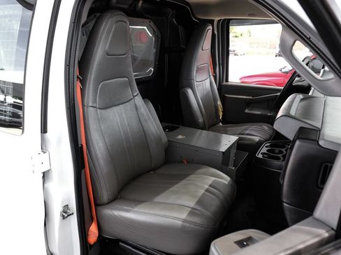 Used 2017 Chevrolet Express 2500 RWD image 31