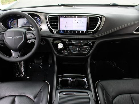 Used 2023 Chrysler Pacifica Limited w/ S Appearance Package FWD image 11