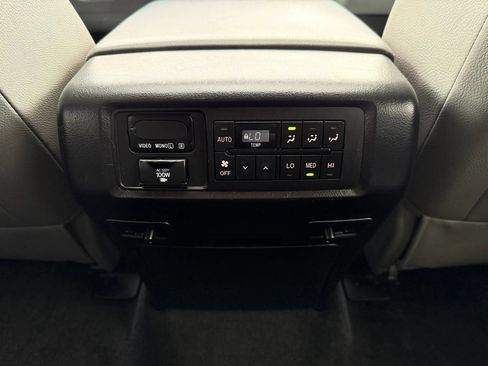 Used 2017 Toyota Sequoia Platinum AWD/4WD image 28