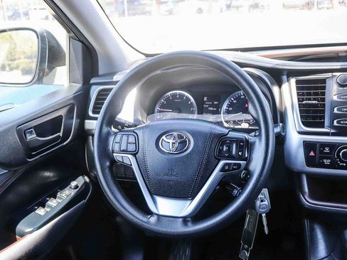 Used 2017 Toyota Highlander LE w/ Carpet Mat Package FWD image 18