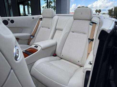 Used 2016 Rolls-Royce Dawn image 32