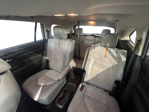 Used 2023 Toyota Highlander Bronze Edition image 15