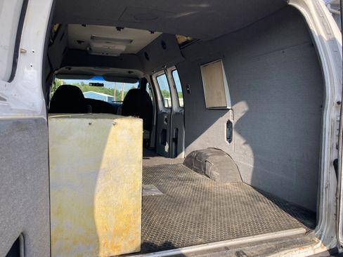 Used 2005 Ford E-350 and Econoline 350 Extended Super Duty RWD image 16