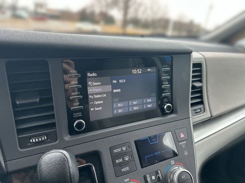 Used 2020 Toyota Sienna L image 12