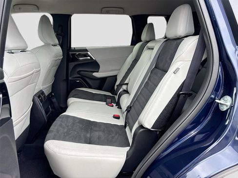 Used 2025 Mitsubishi Outlander SE FWD image 25