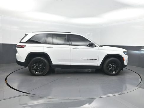 Used 2023 Jeep Grand Cherokee Altitude RWD image 29